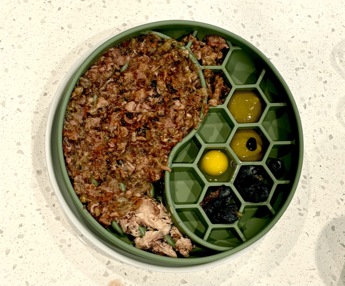 Balanced meal, slow feeder
